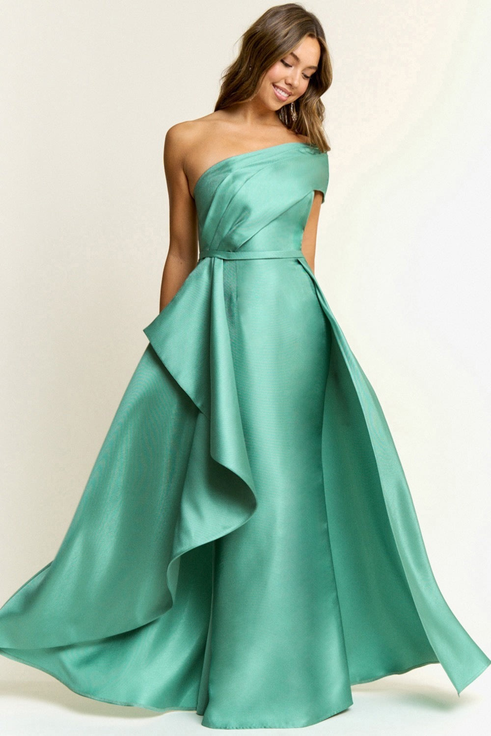 Vestido largo strapless asimétrico cauda