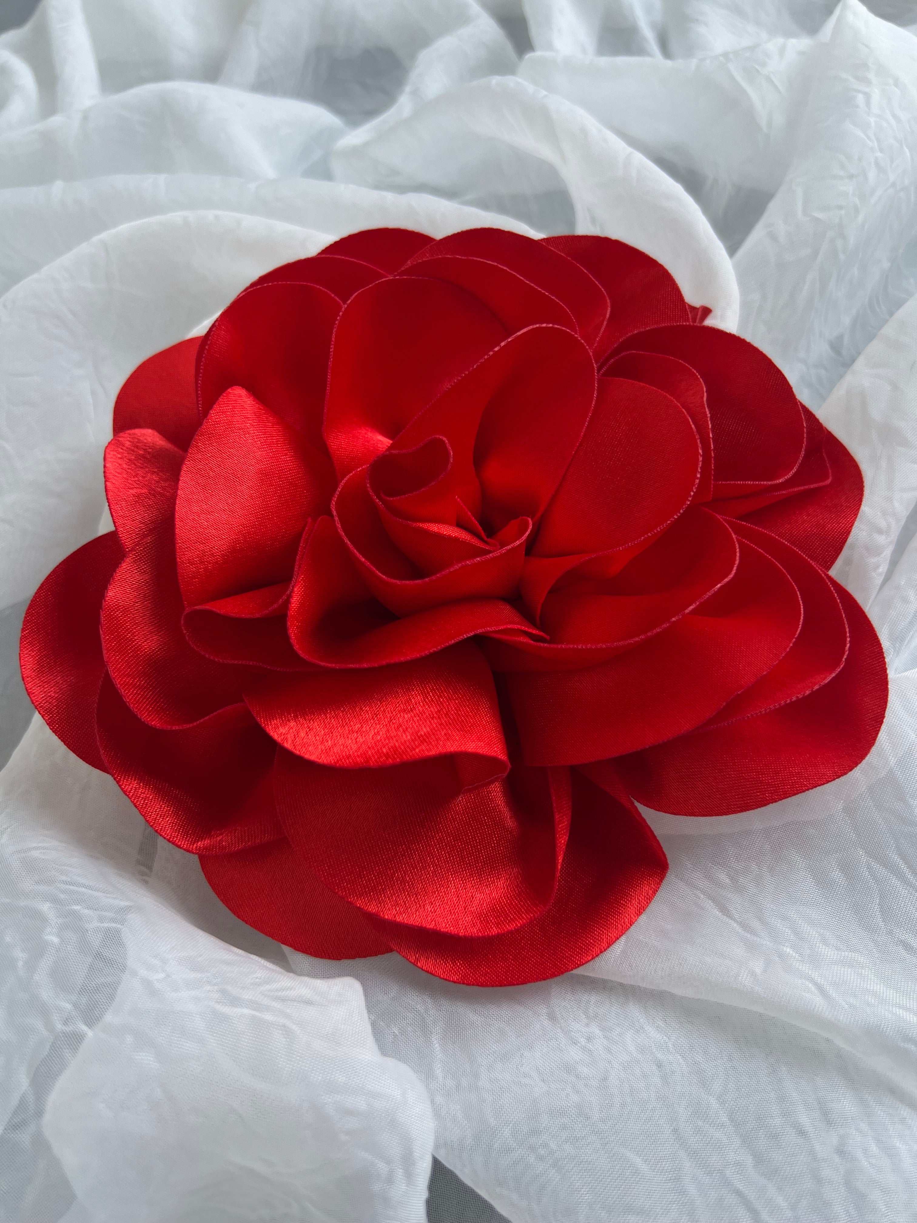 Broche flor satín