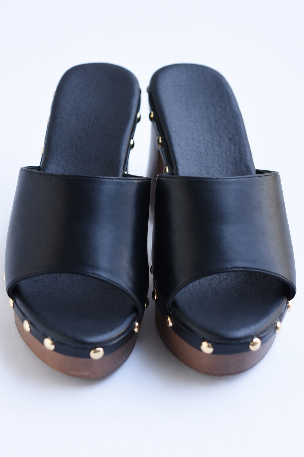 Sueco tacón con tachas