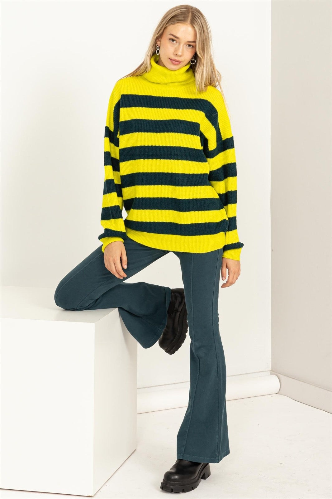 Sweater cuello líneas azules Lime