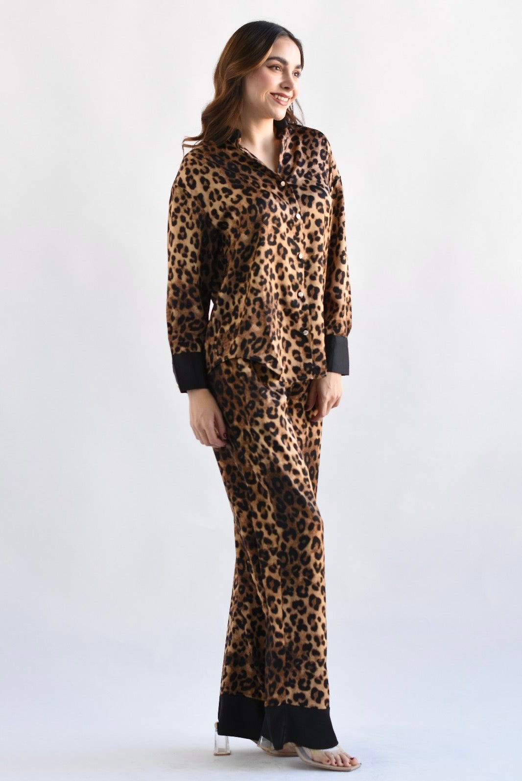 Set Pantalón y Blusa Leopardo satín Negro