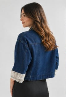 Chamarra crop Denim perlas