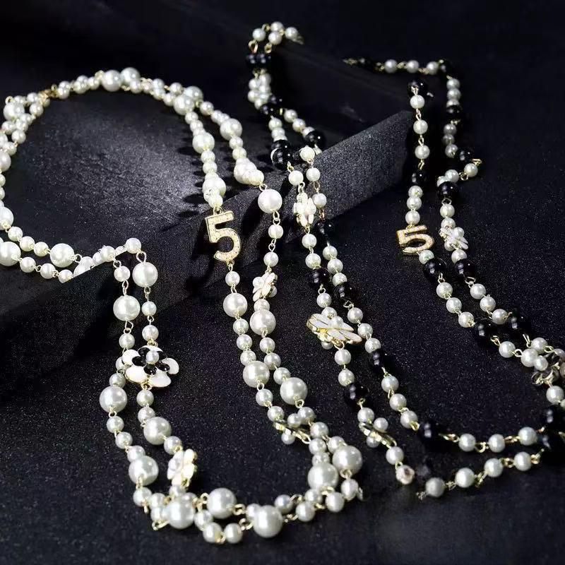 Collar perlas y camelias