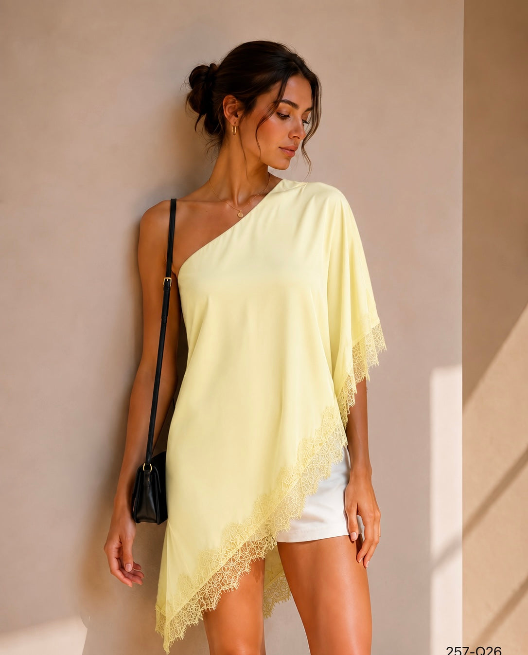 Blusa capa lencera asimétrica filo encaje