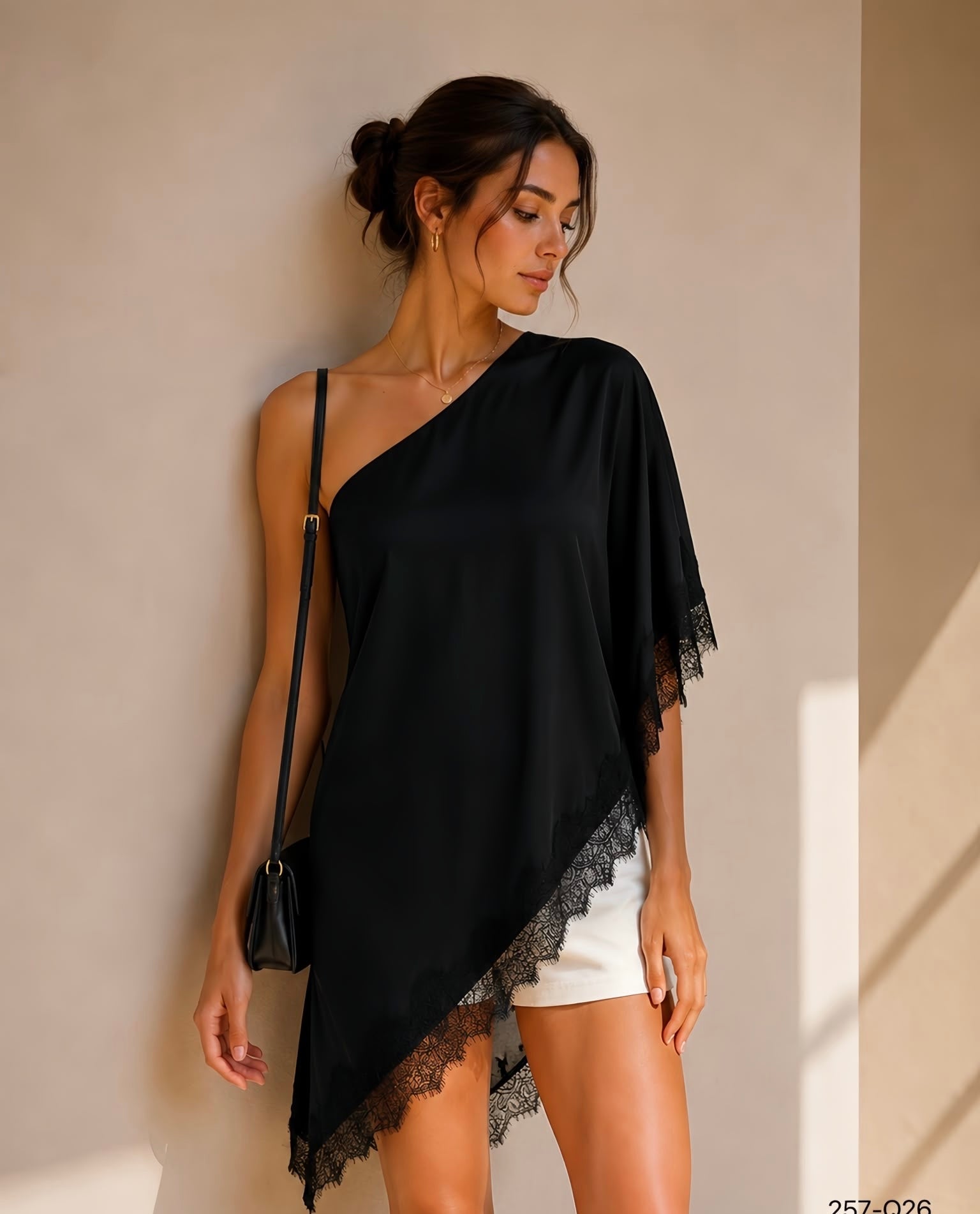 Blusa capa lencera asimétrica filo encaje