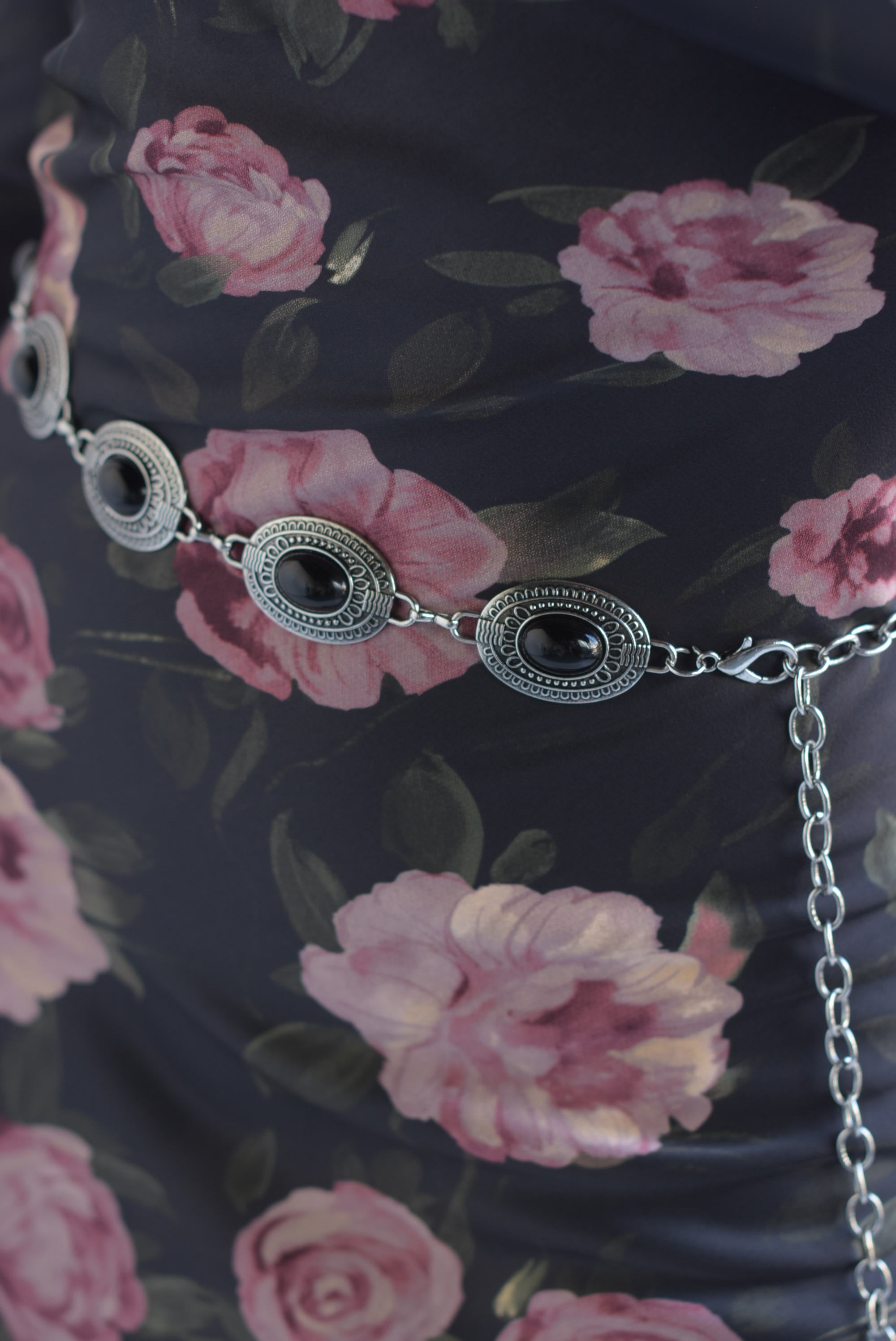 Cinturón metálico medallones piedra negra