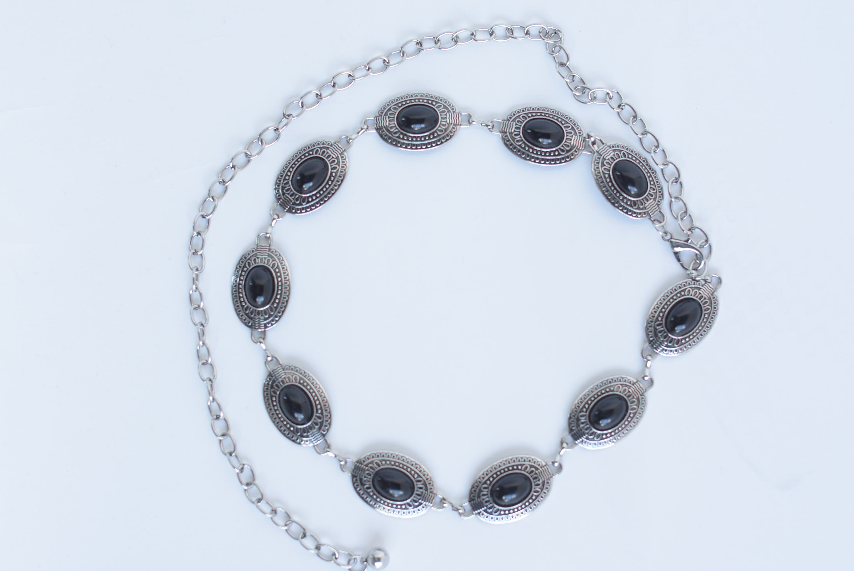 Cinturón metálico medallones piedra negra