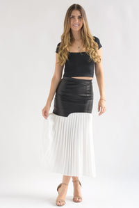 Fashion Styled Falda plisada pretina vinipiel Blanco y Negro