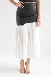 Fashion Styled Falda plisada pretina vinipiel Blanco y Negro
