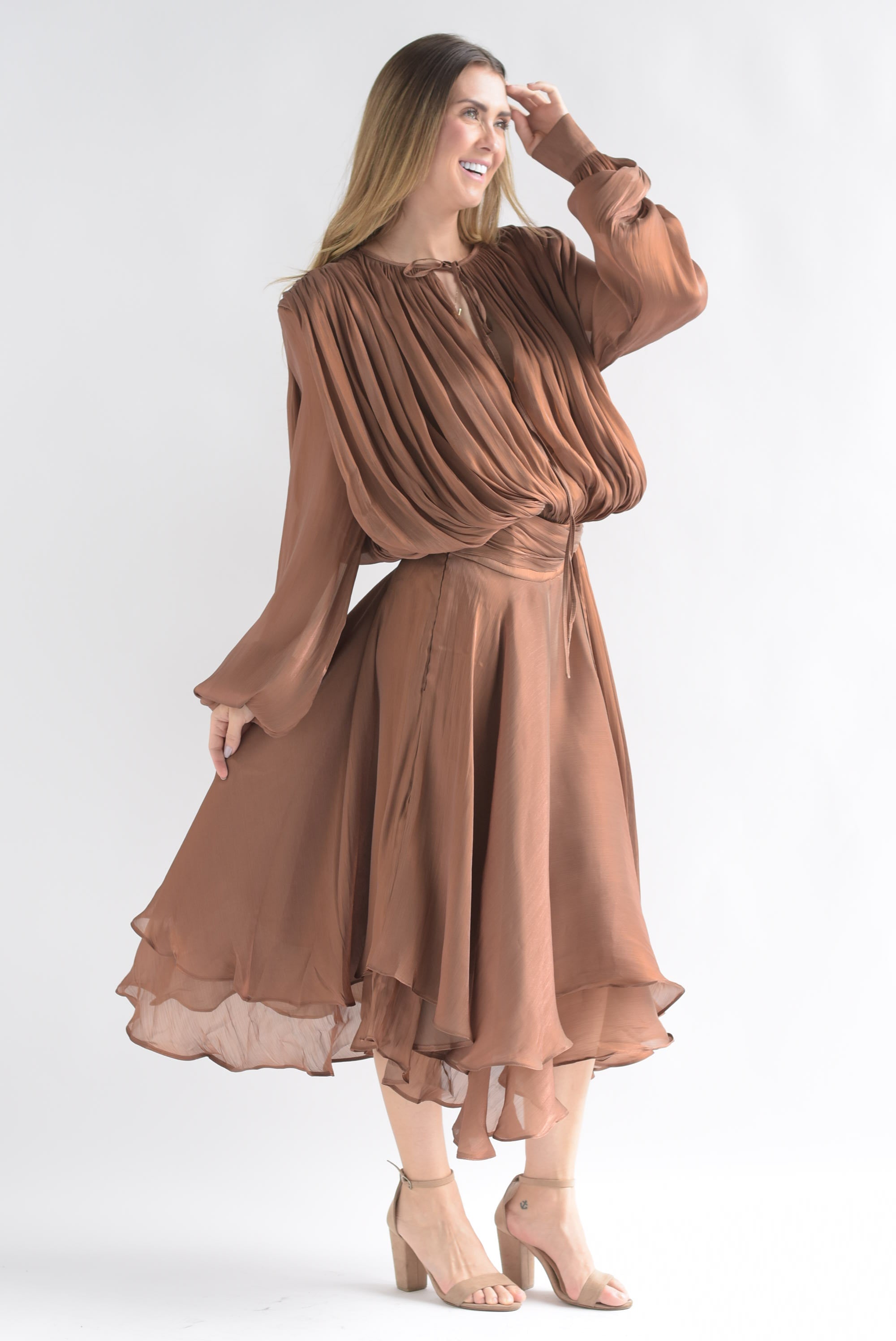 Vestido midi drapeado cauda Bronce