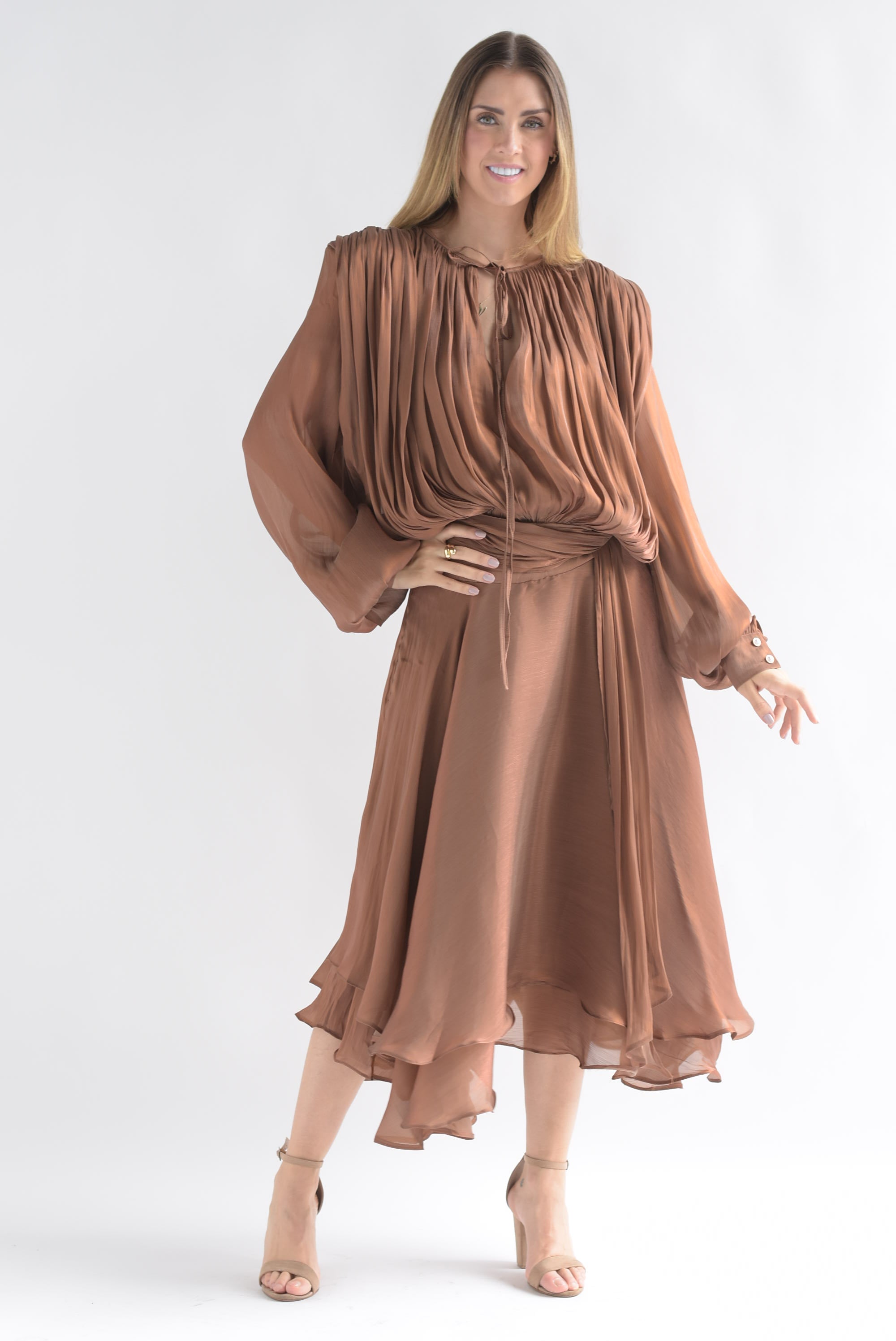 Vestido midi drapeado cauda Bronce
