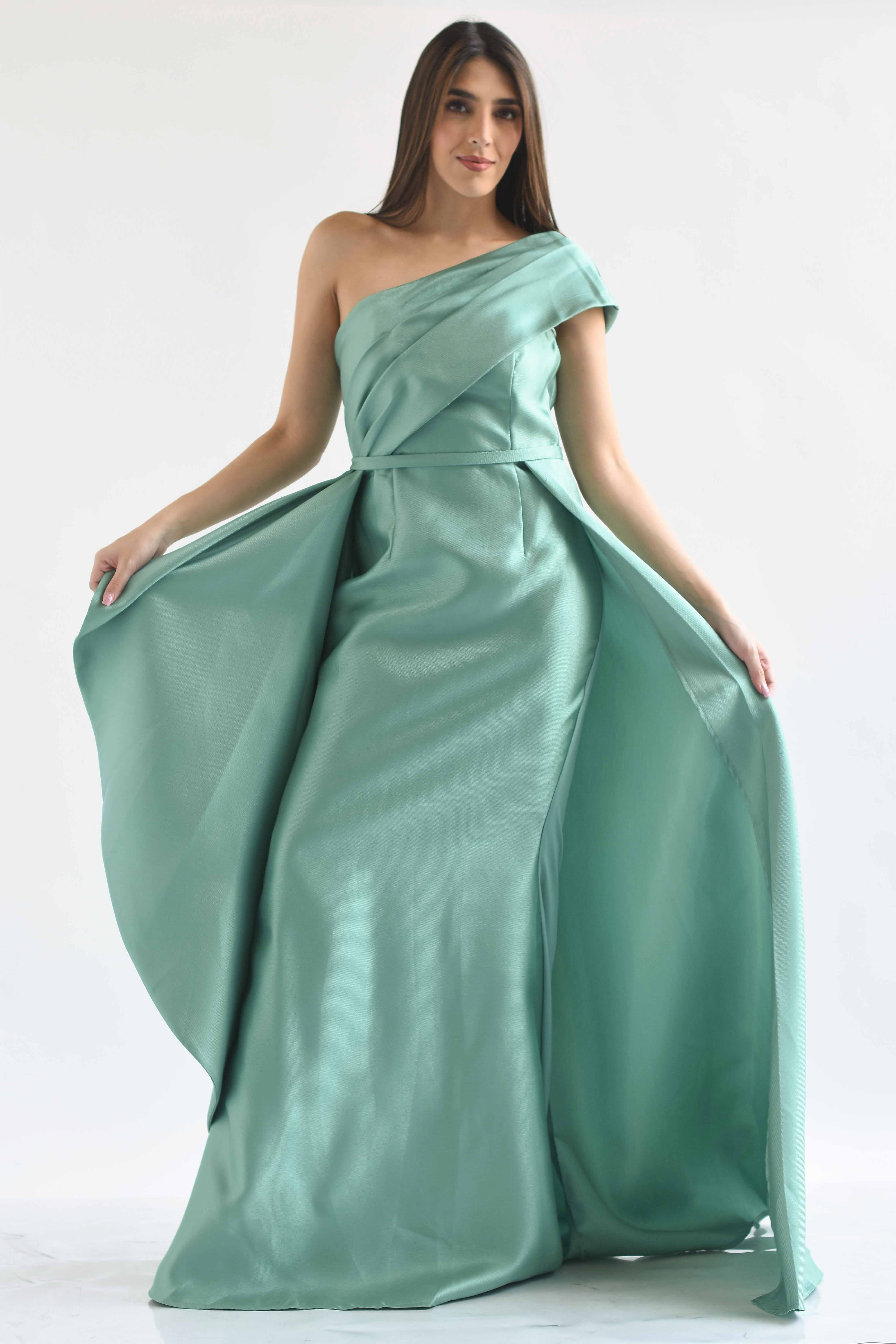 Vestido largo strapless asimétrico cauda