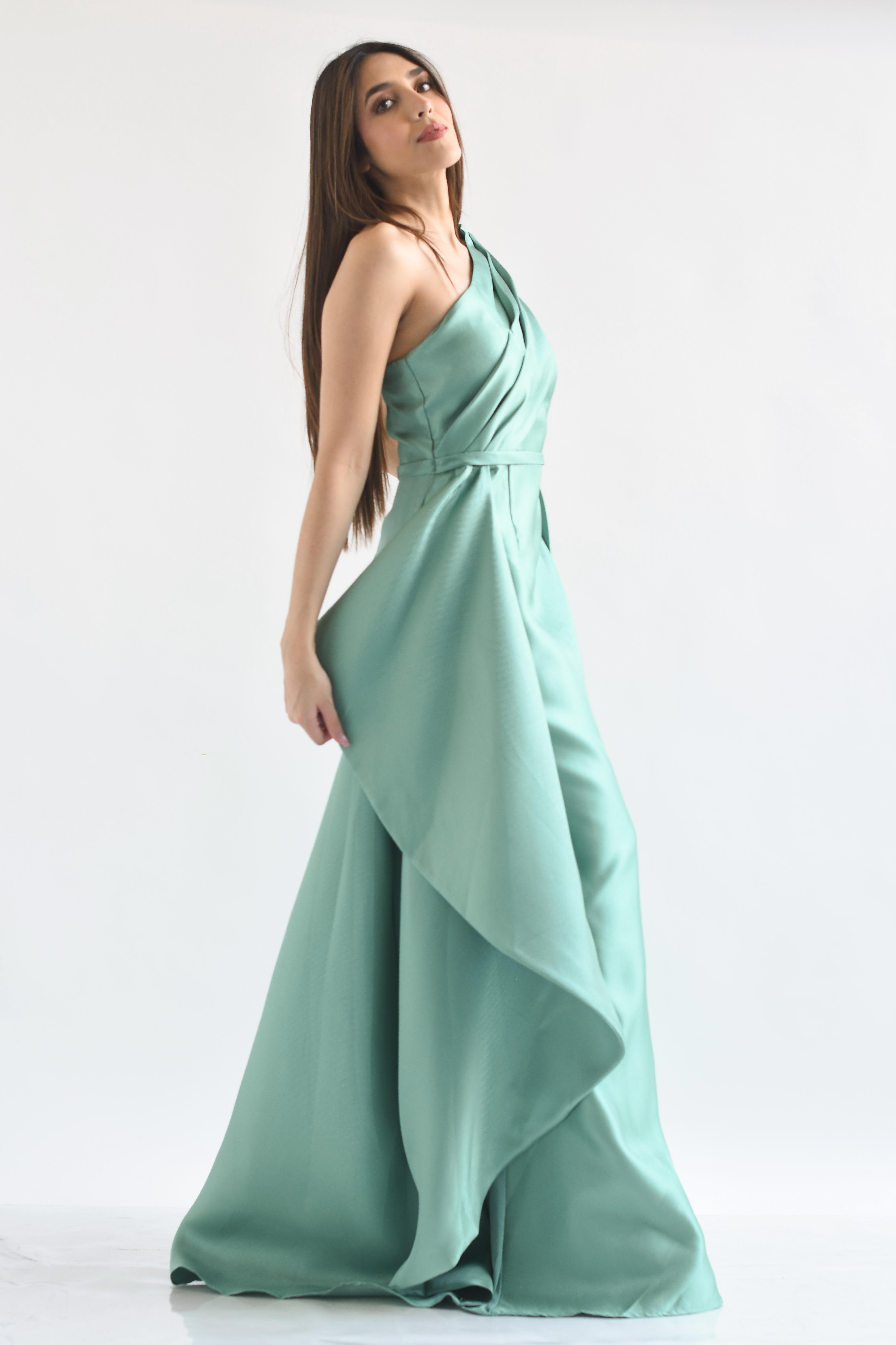 Vestido largo strapless asimétrico cauda