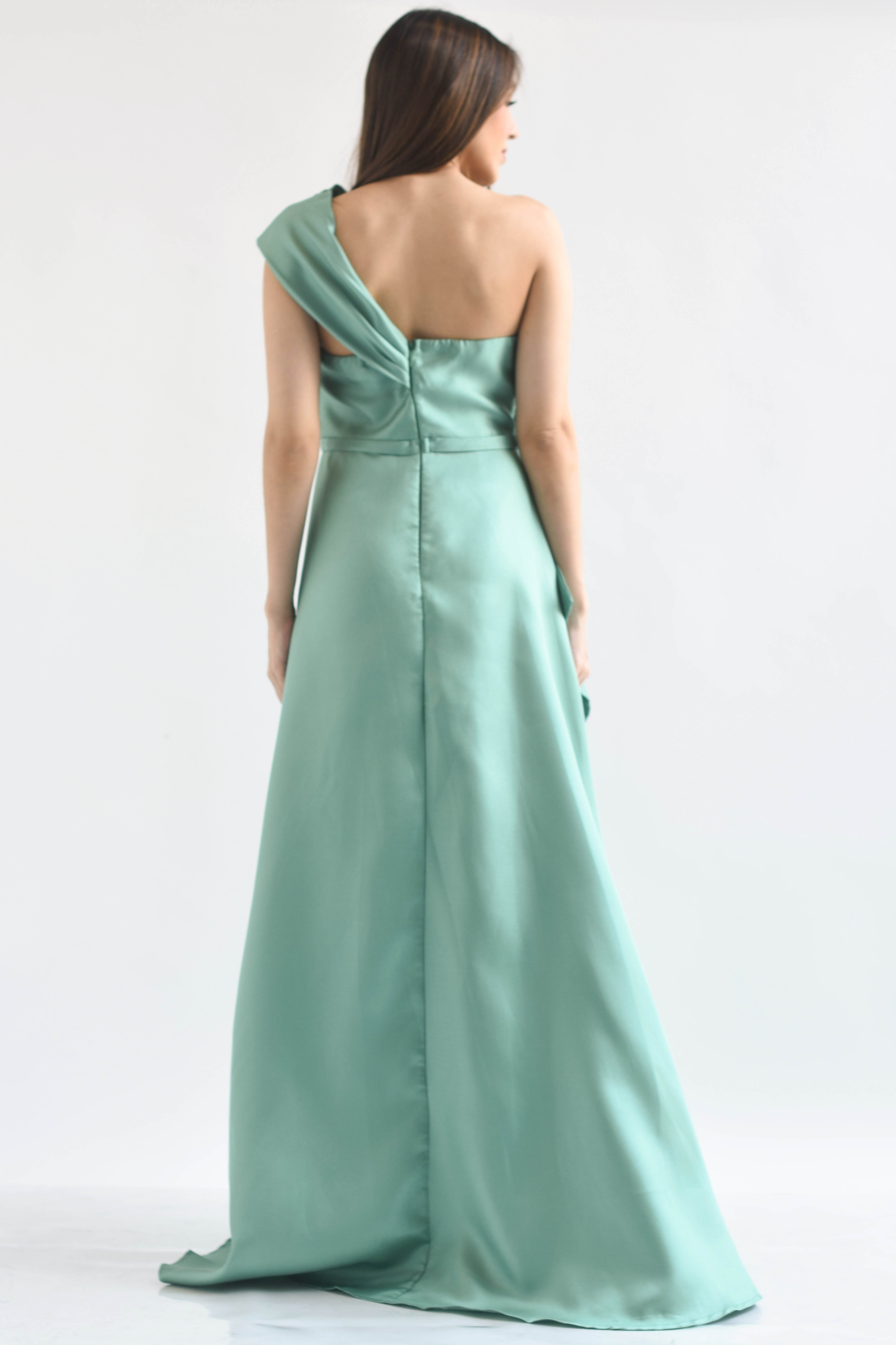 Vestido largo strapless asimétrico cauda