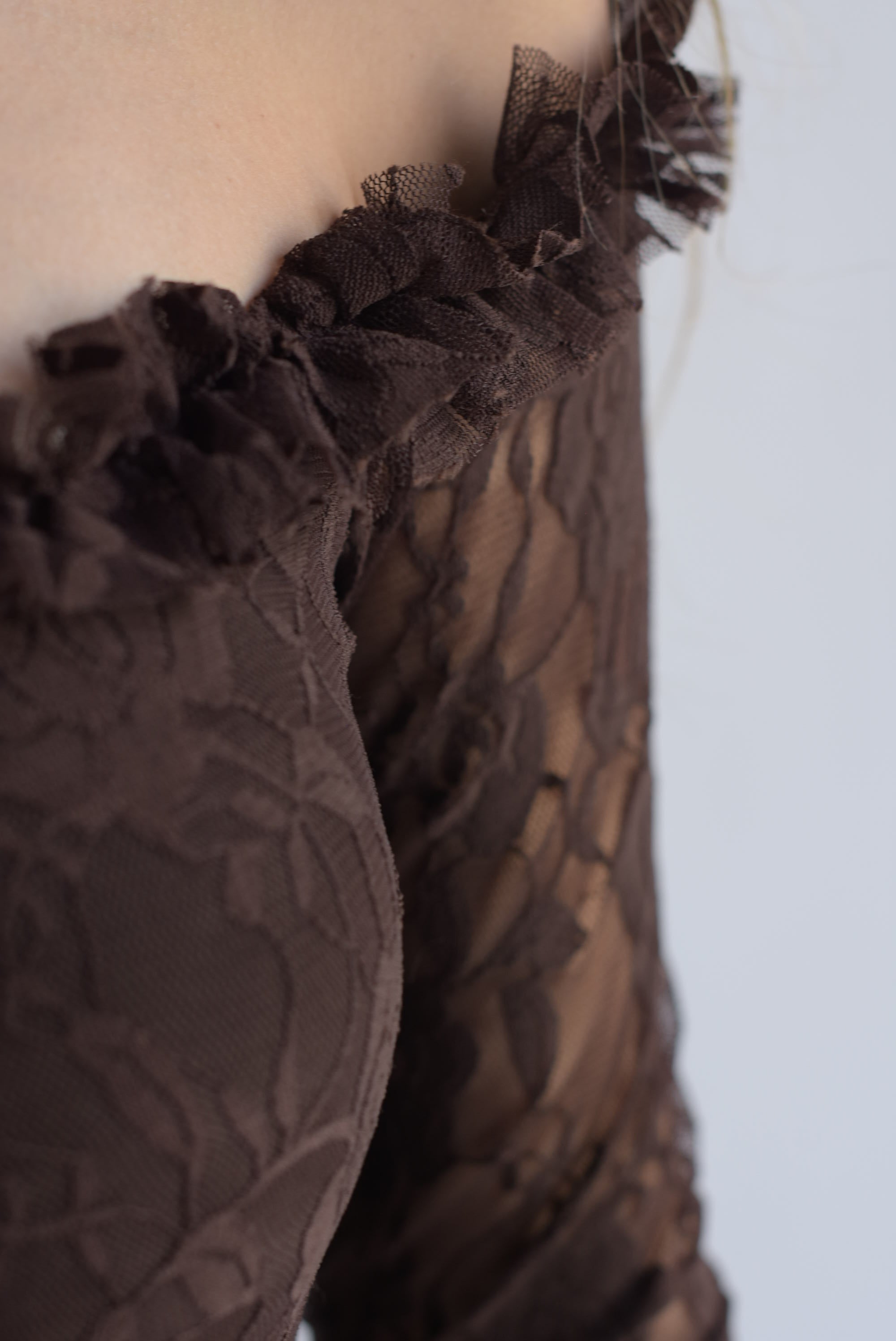 Vestido asimétrico encaje manga larga Espresso