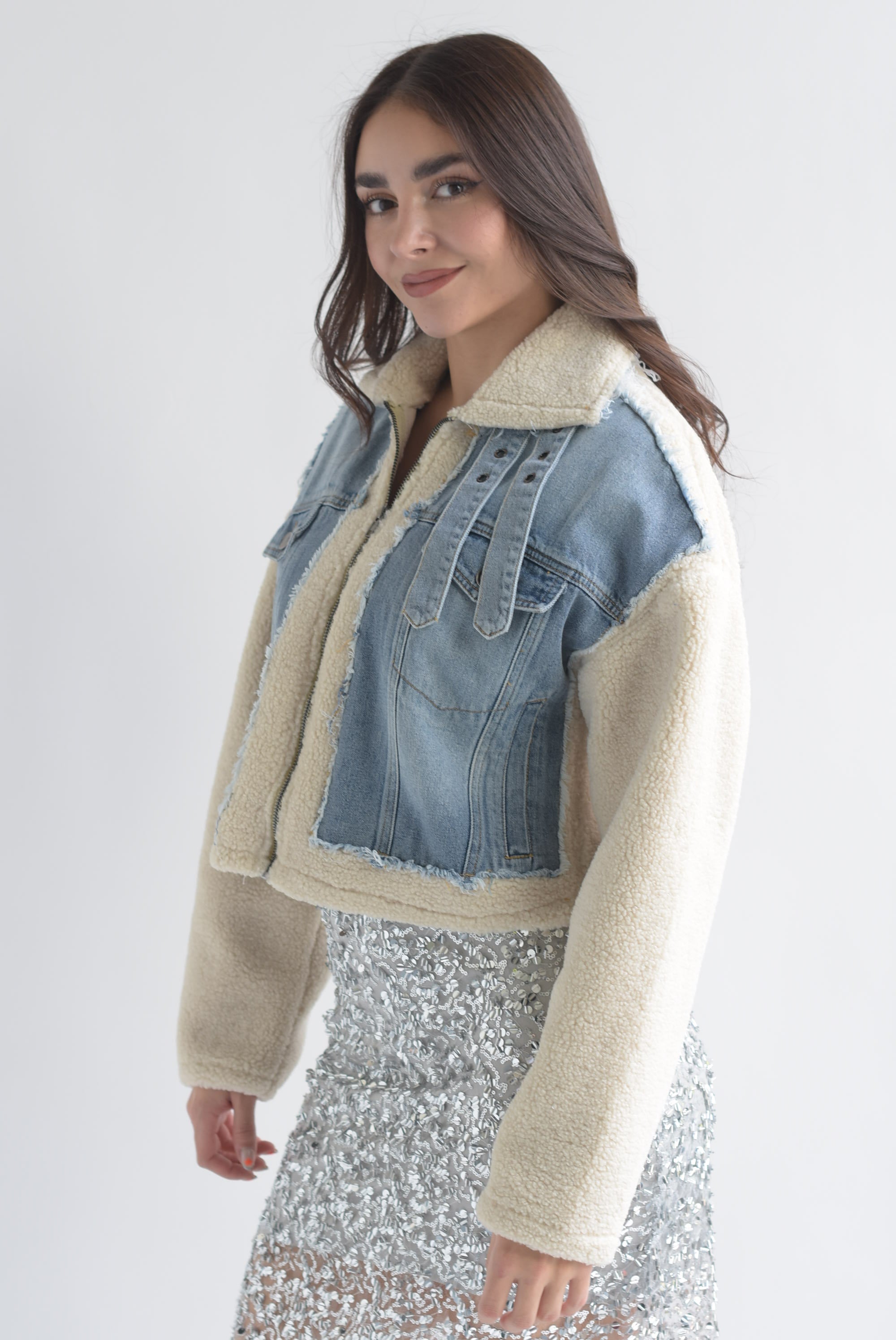 Chamarra borrego con denim cinturones