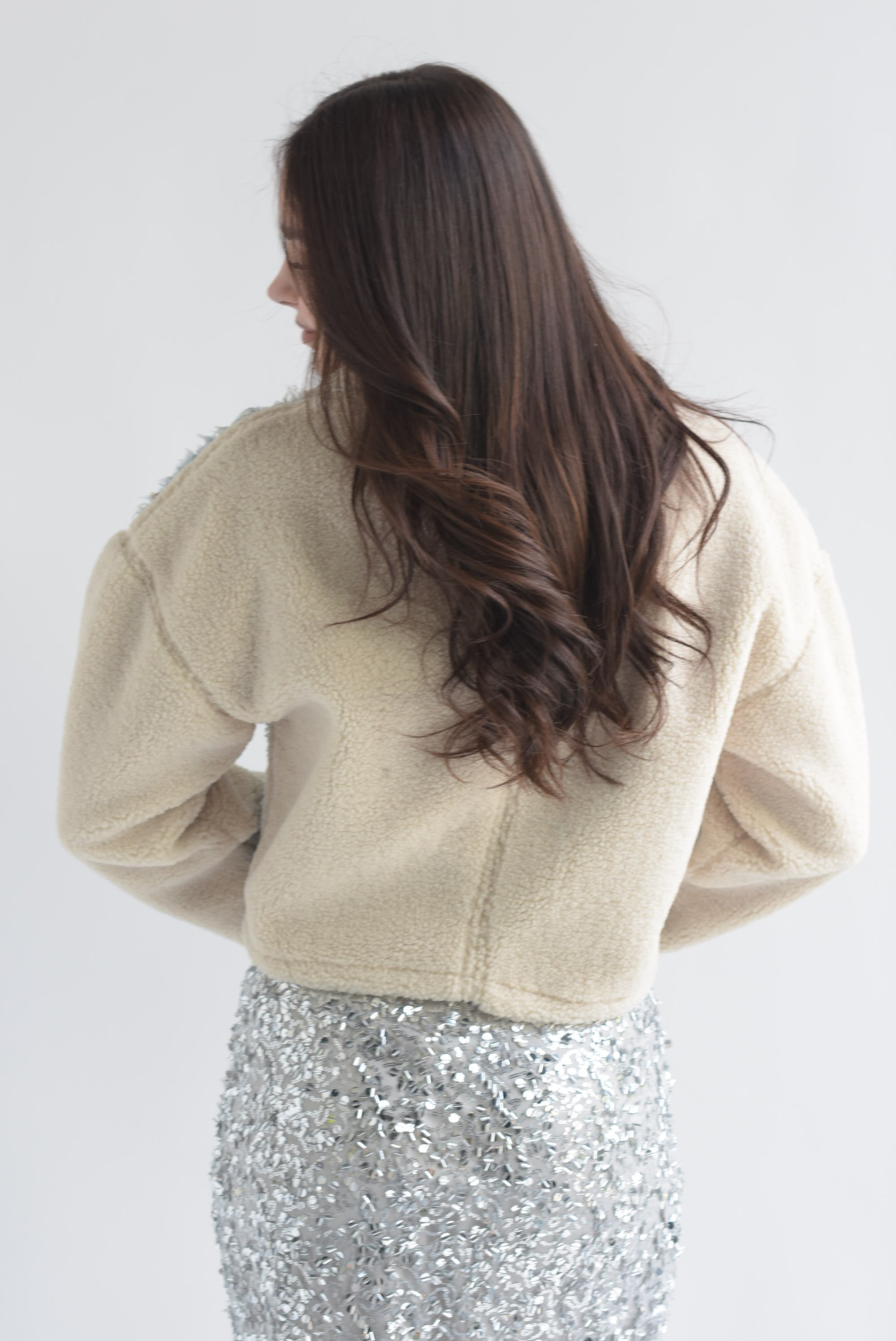 Chamarra borrego con denim cinturones