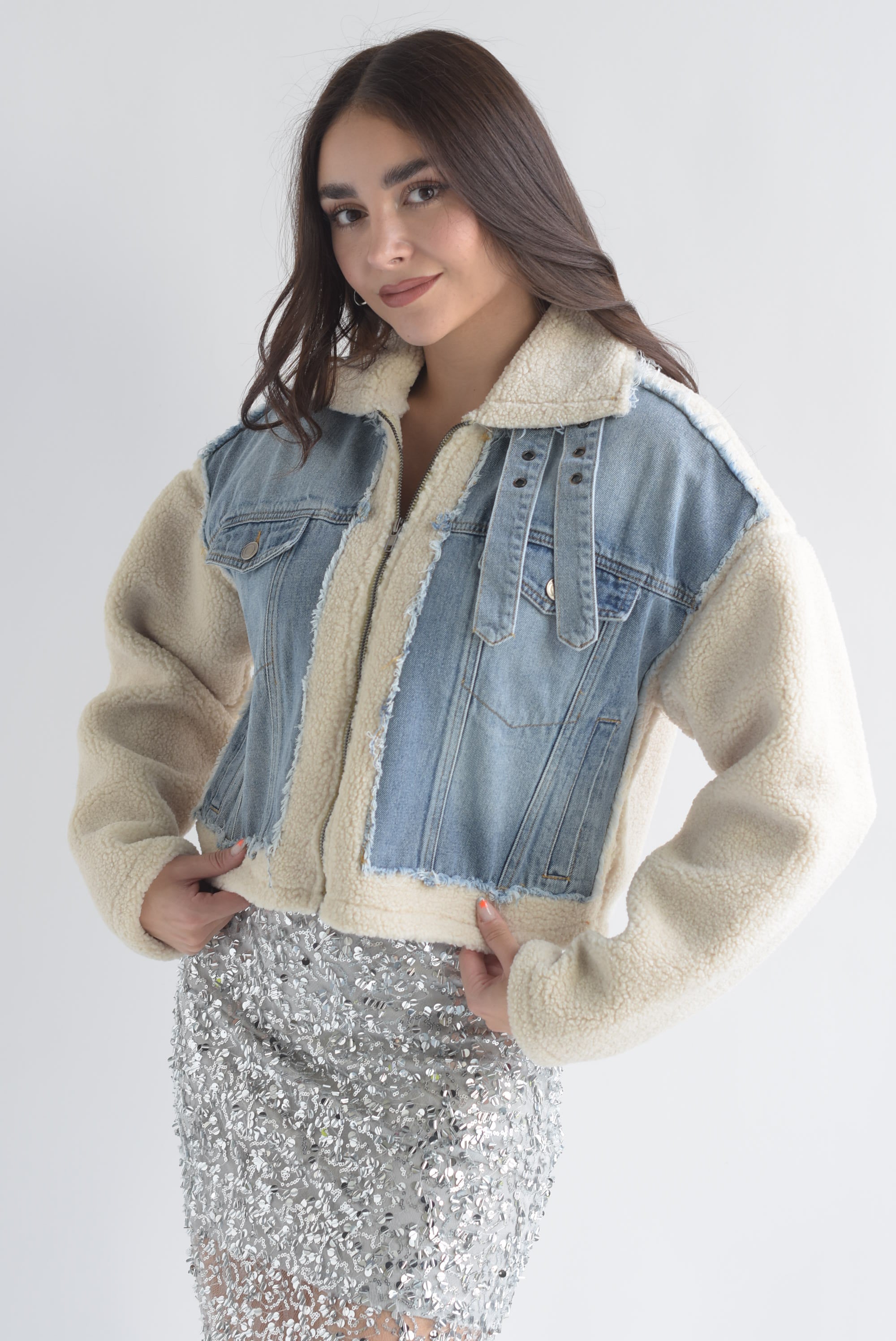 Chamarra borrego con denim cinturones