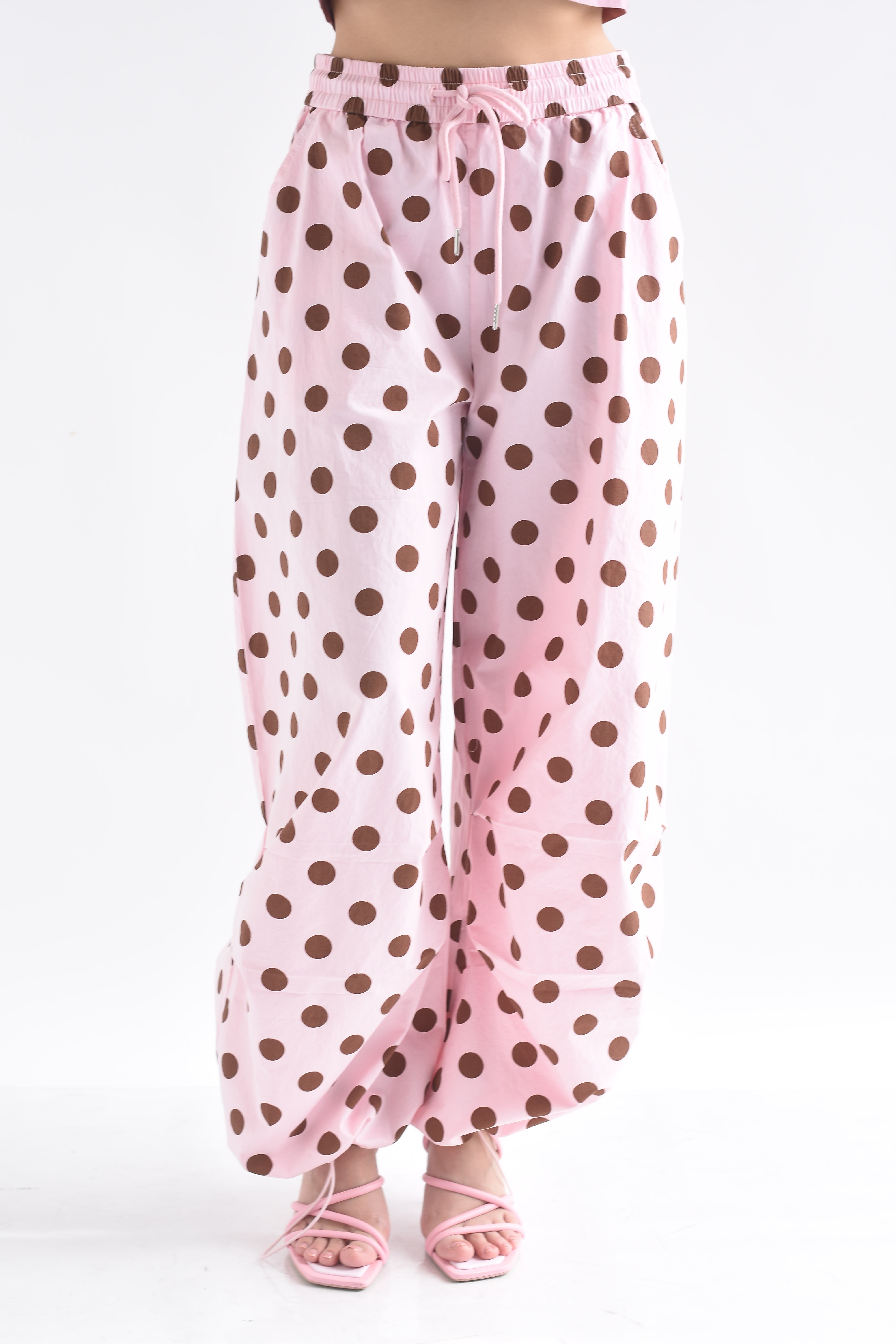 Pantalón globo parachute polka dots café