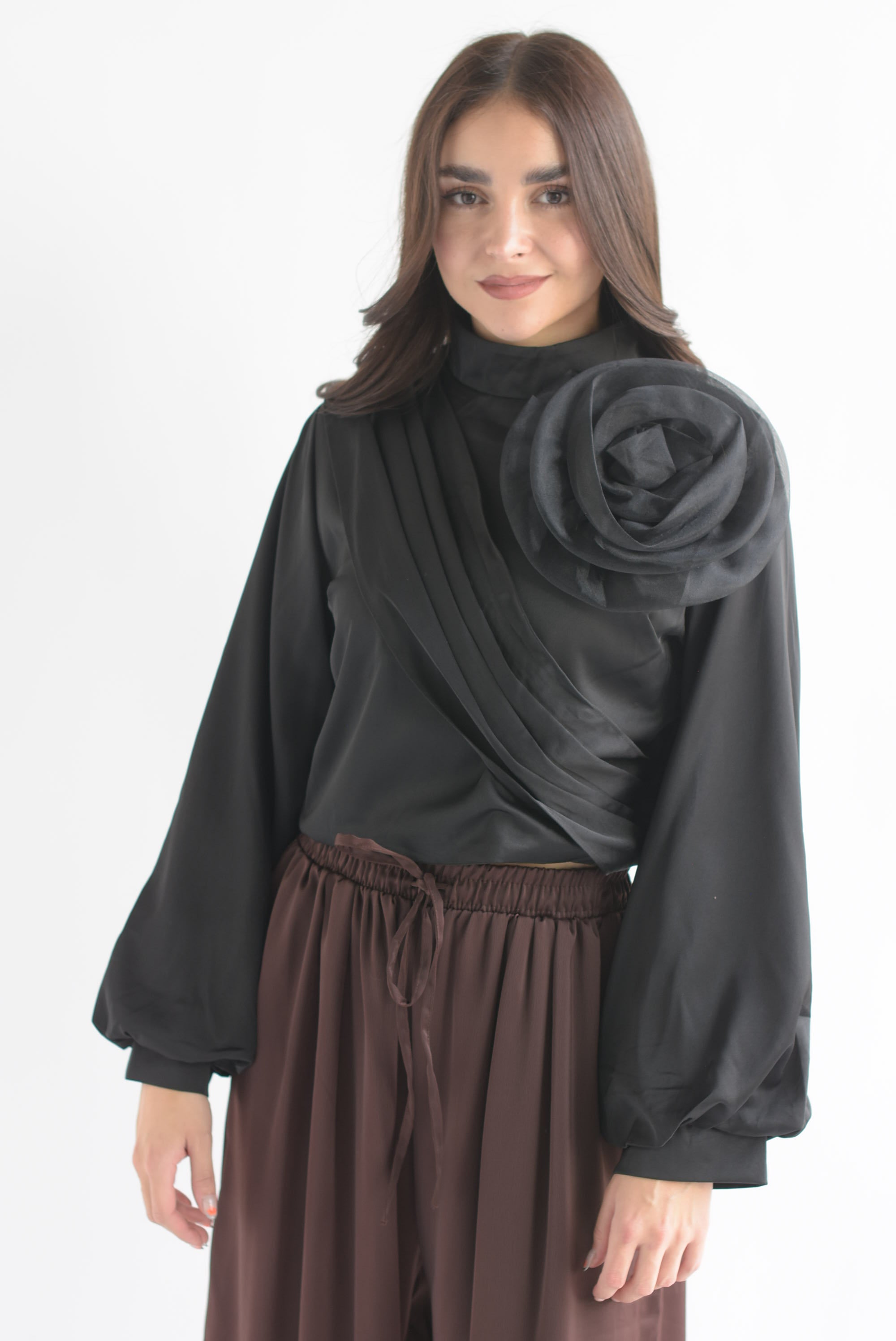 Blusa tira drapeada flor 3D