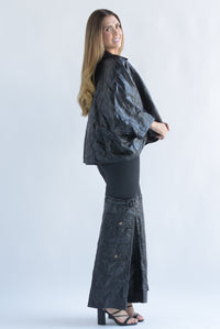 Fashion Styled Set Pantalón y Capa vinipiel corrugado Negro