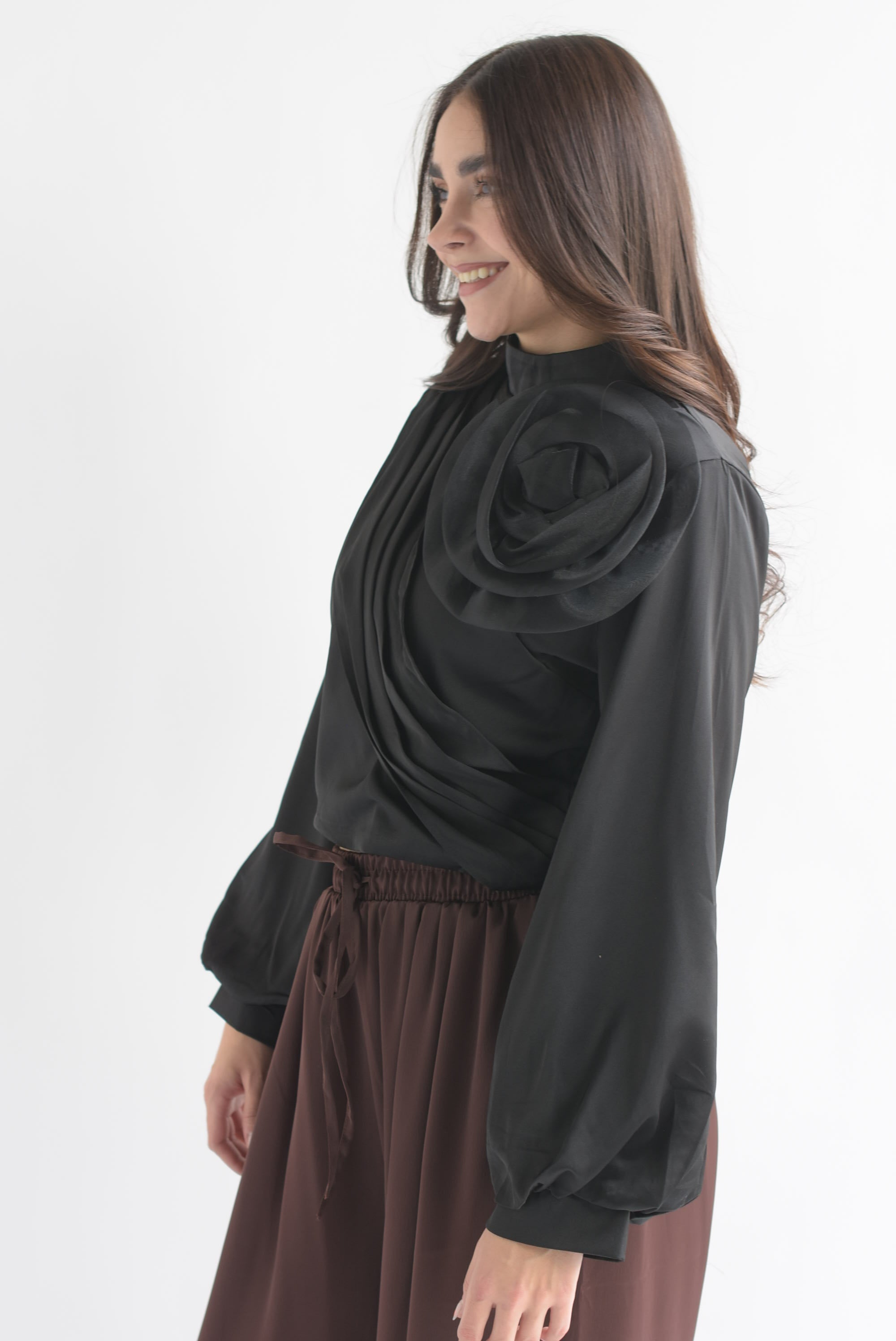 Blusa tira drapeada flor 3D