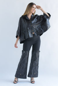 Fashion Styled Set Pantalón y Capa vinipiel corrugado Negro