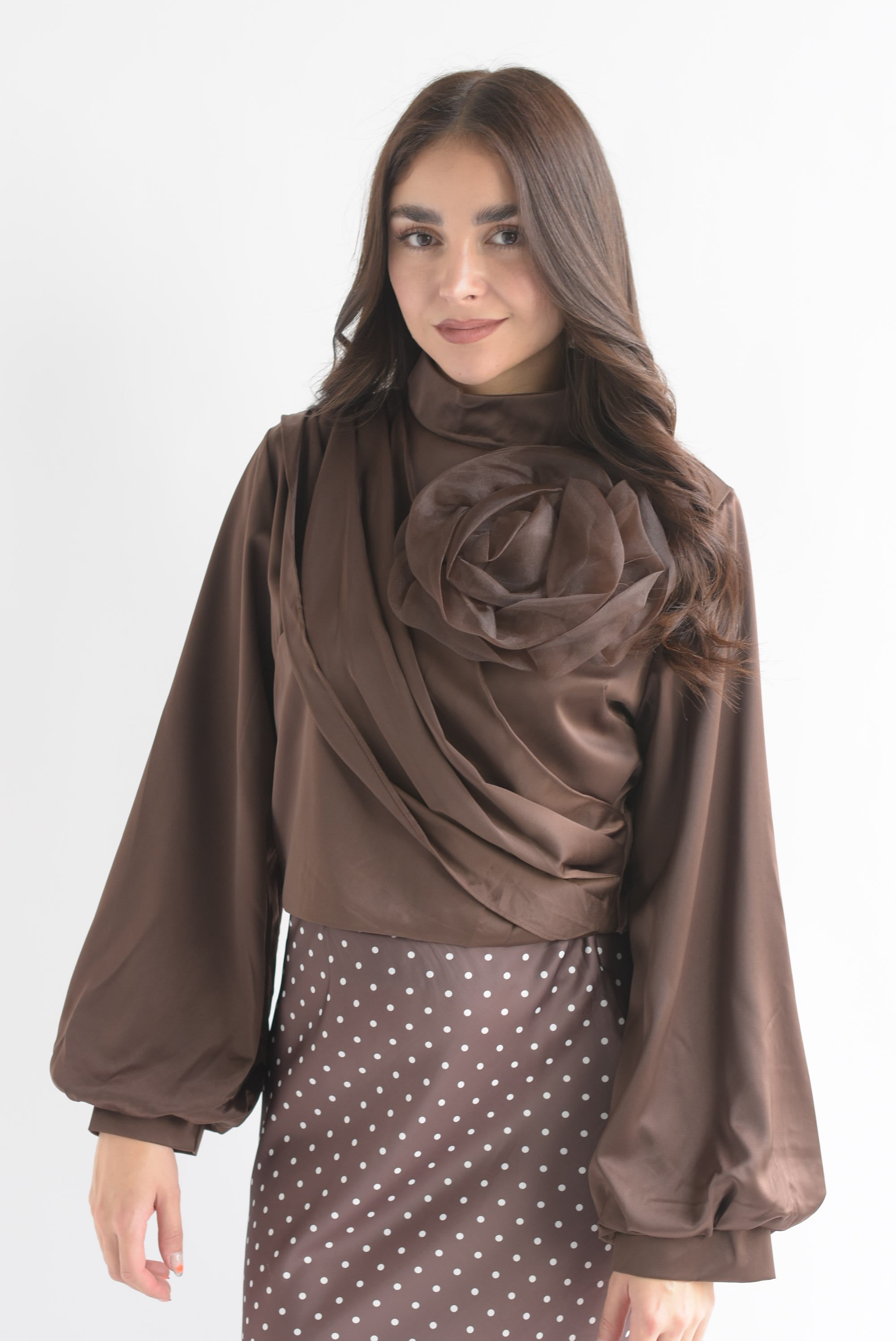 Blusa tira drapeada flor 3D