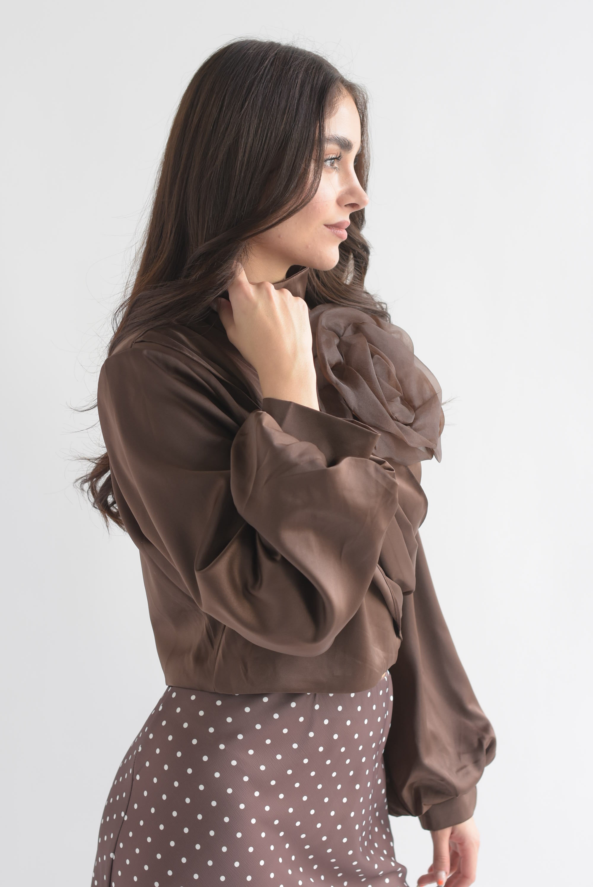 Blusa tira drapeada flor 3D