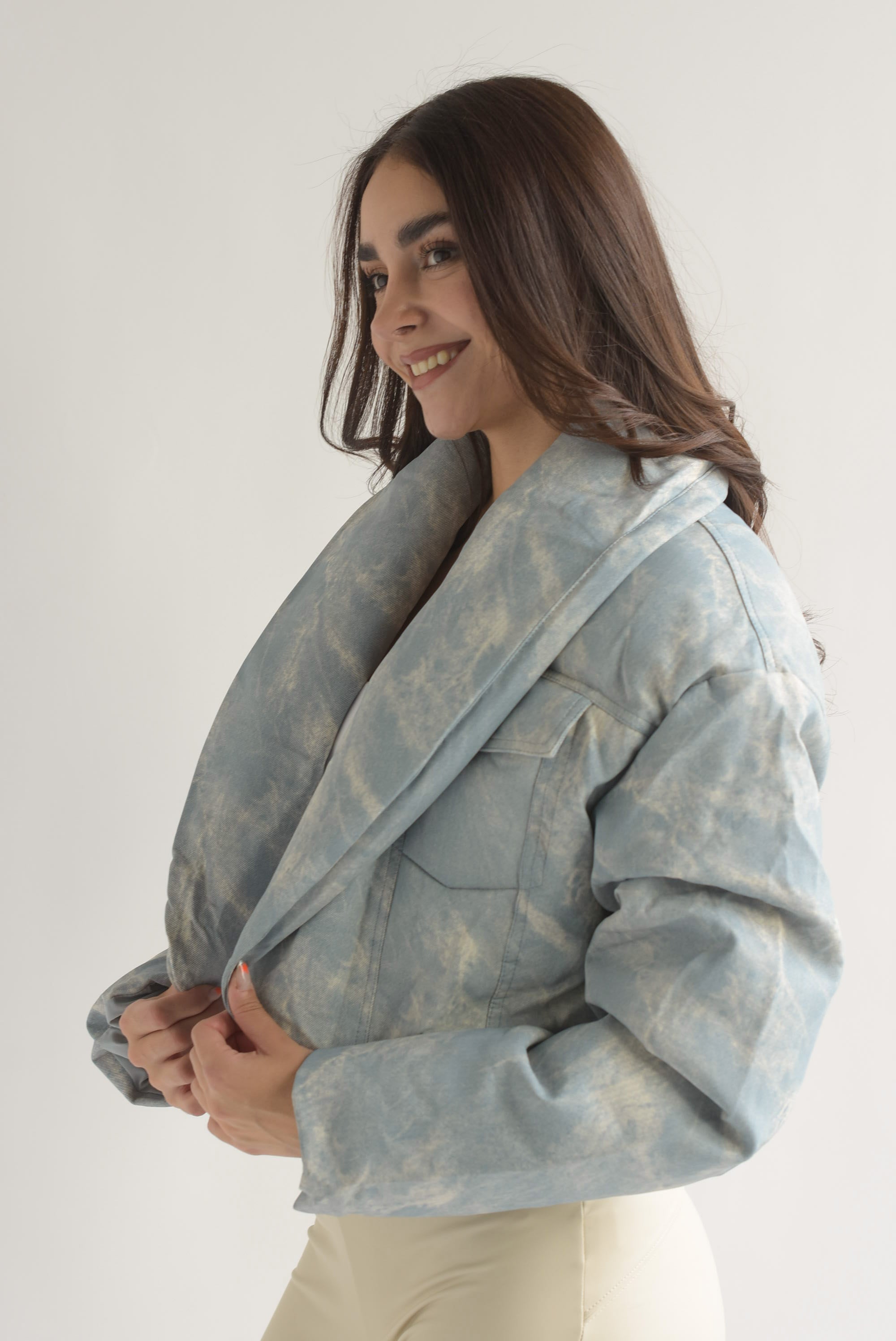 Chamarra crop puffer vinipiel tipo Denim