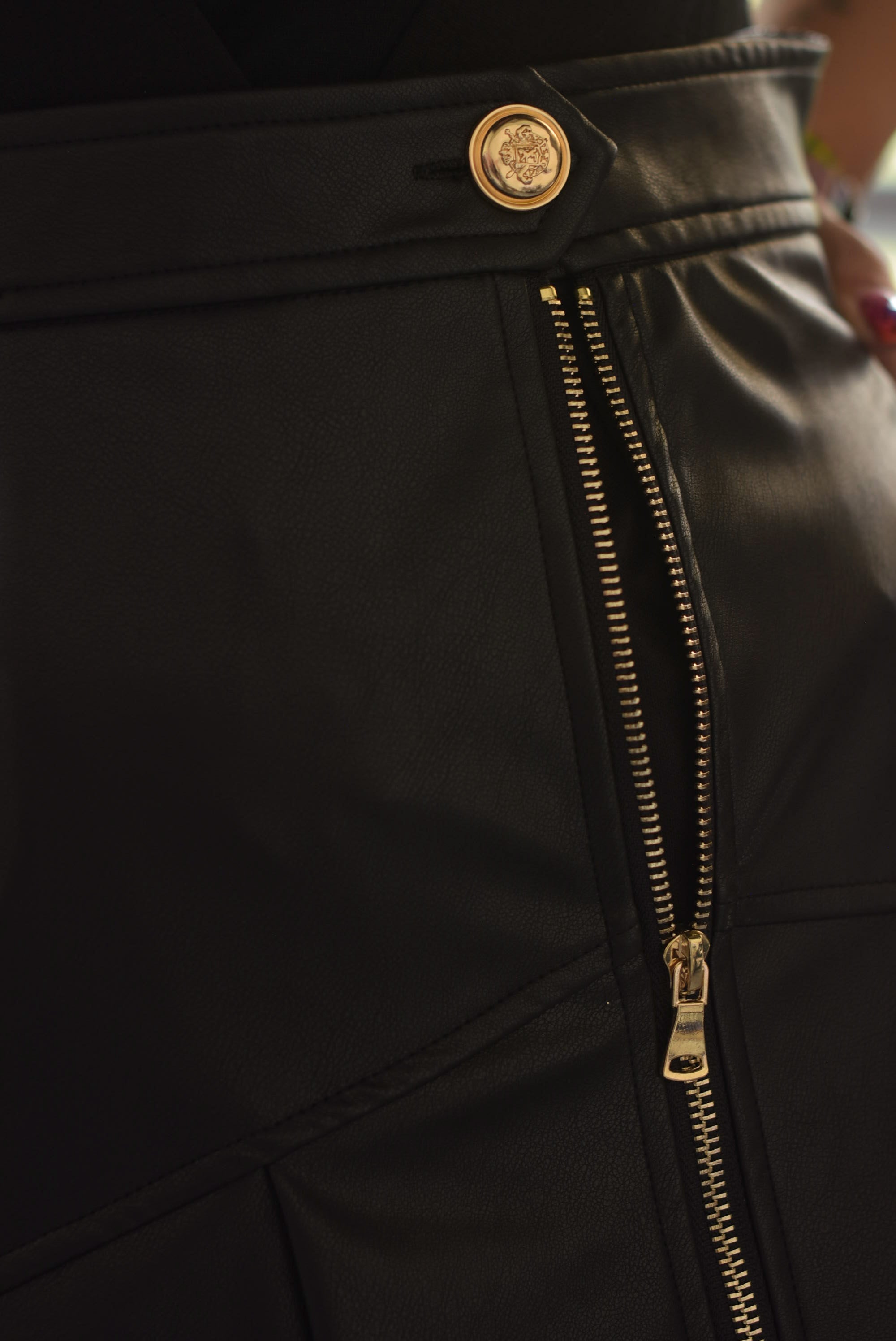 Falda plisada vinipiel cierre