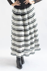Fashion Styled Falda olanes tira bordada Negro & Ivory