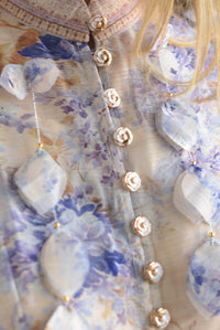 Fashion Styled Vestido corto flores azules Beige