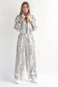 Fashion Styled Set Pantalón y Chamarra satín snake print Blanco