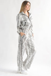 Fashion Styled Set Pantalón y Chamarra satín snake print Blanco