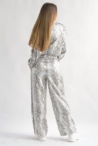 Fashion Styled Set Pantalón y Chamarra satín snake print Blanco