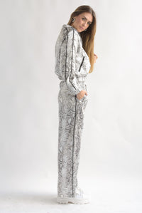Fashion Styled Set Pantalón y Chamarra satín snake print Blanco