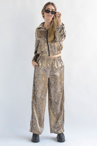 Fashion Styled Set Pantalón y Chamarra satín snake print Moka