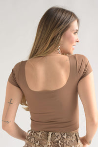 Fashion Styled Top manga corta cuello cuadrado Moka