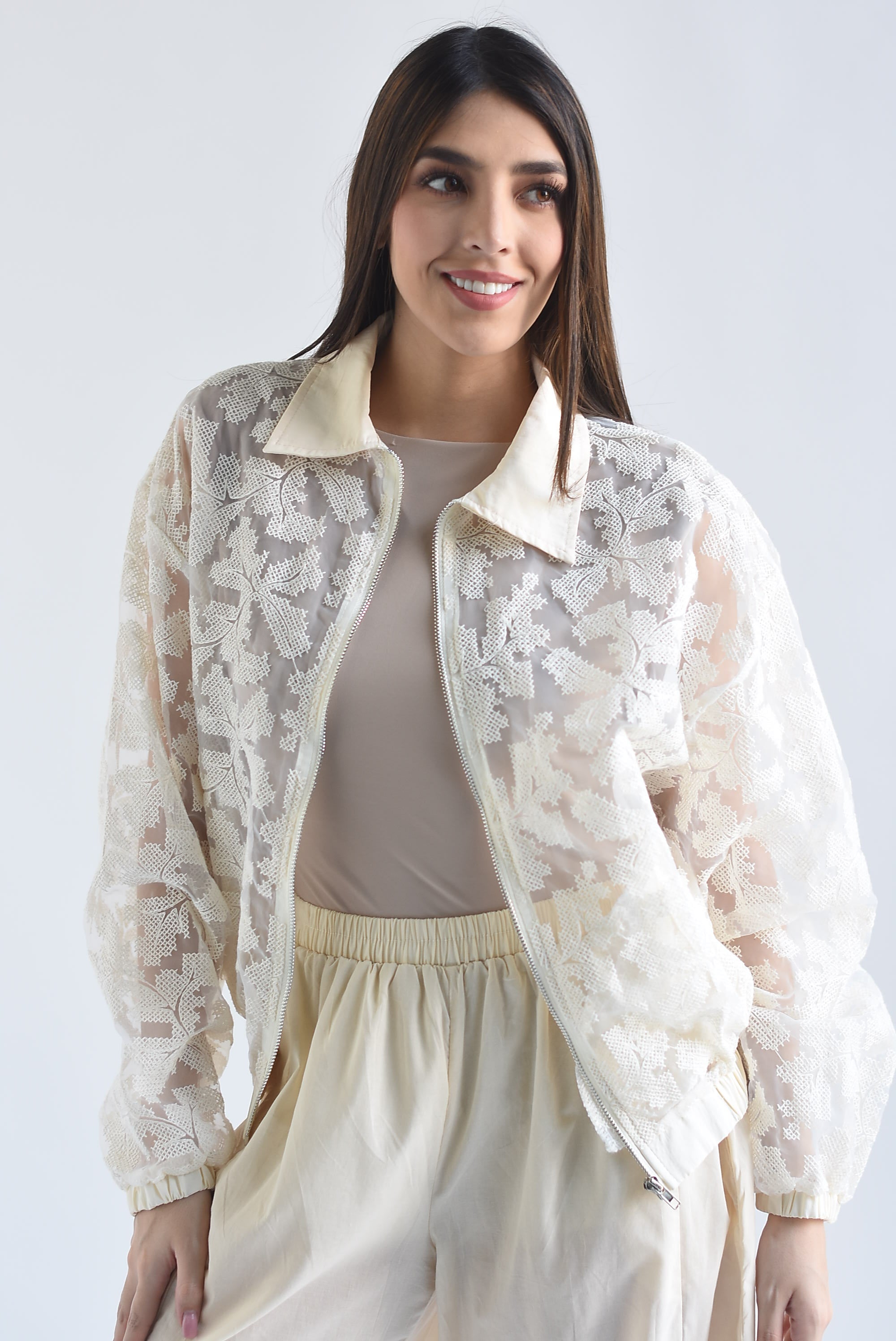 Chamarra bomber gasa flores bordadas