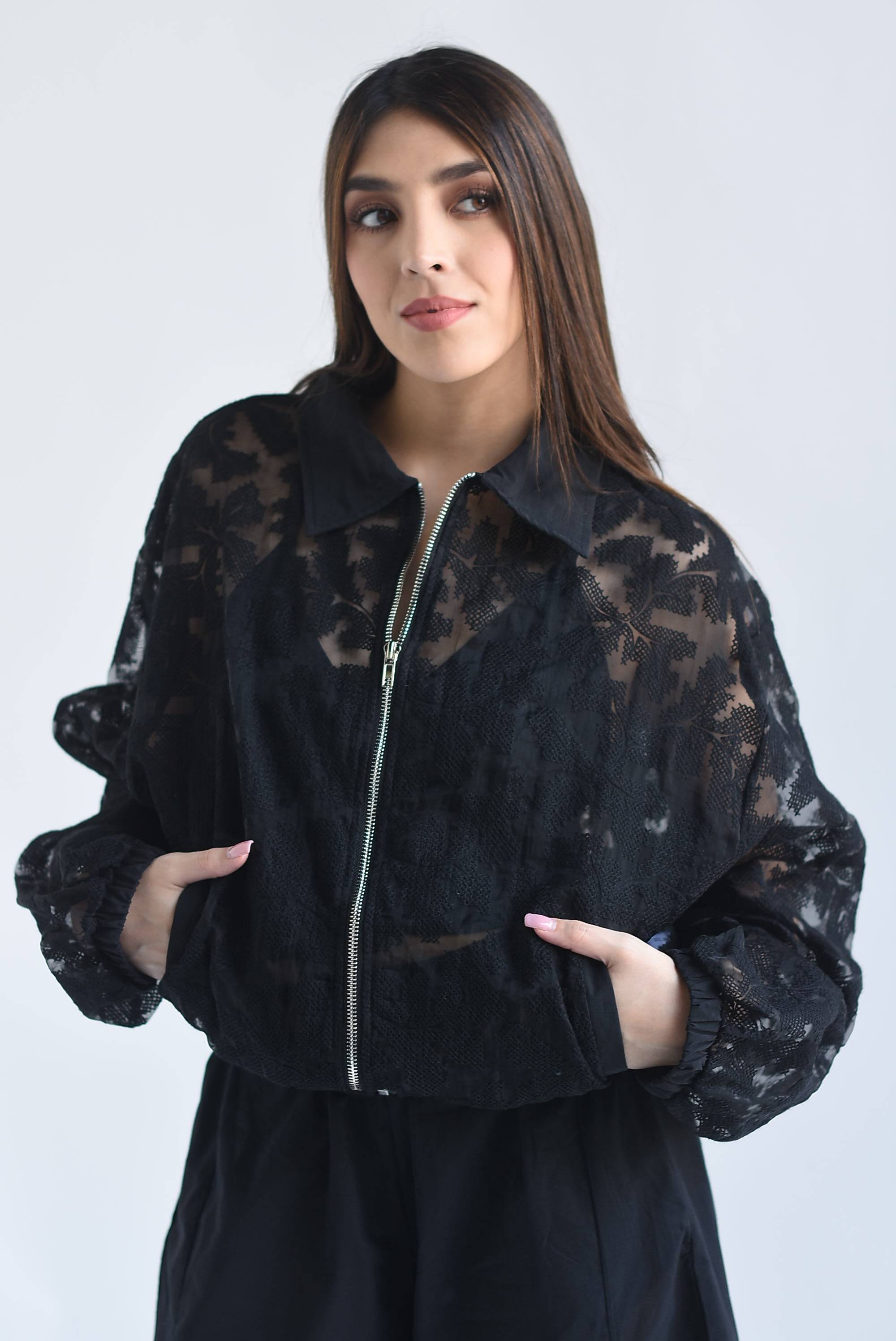 Chamarra bomber gasa flores bordadas