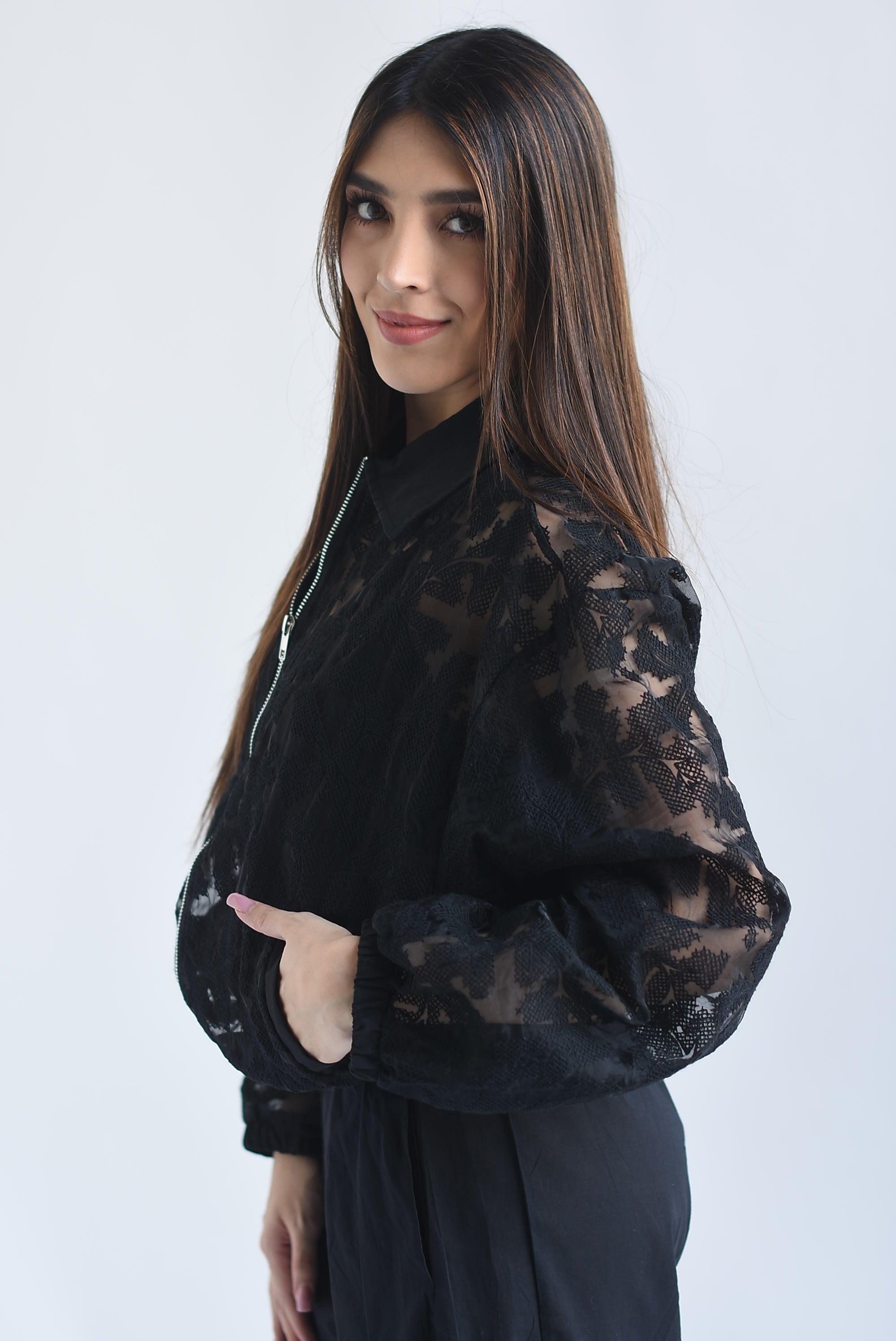Chamarra bomber gasa flores bordadas