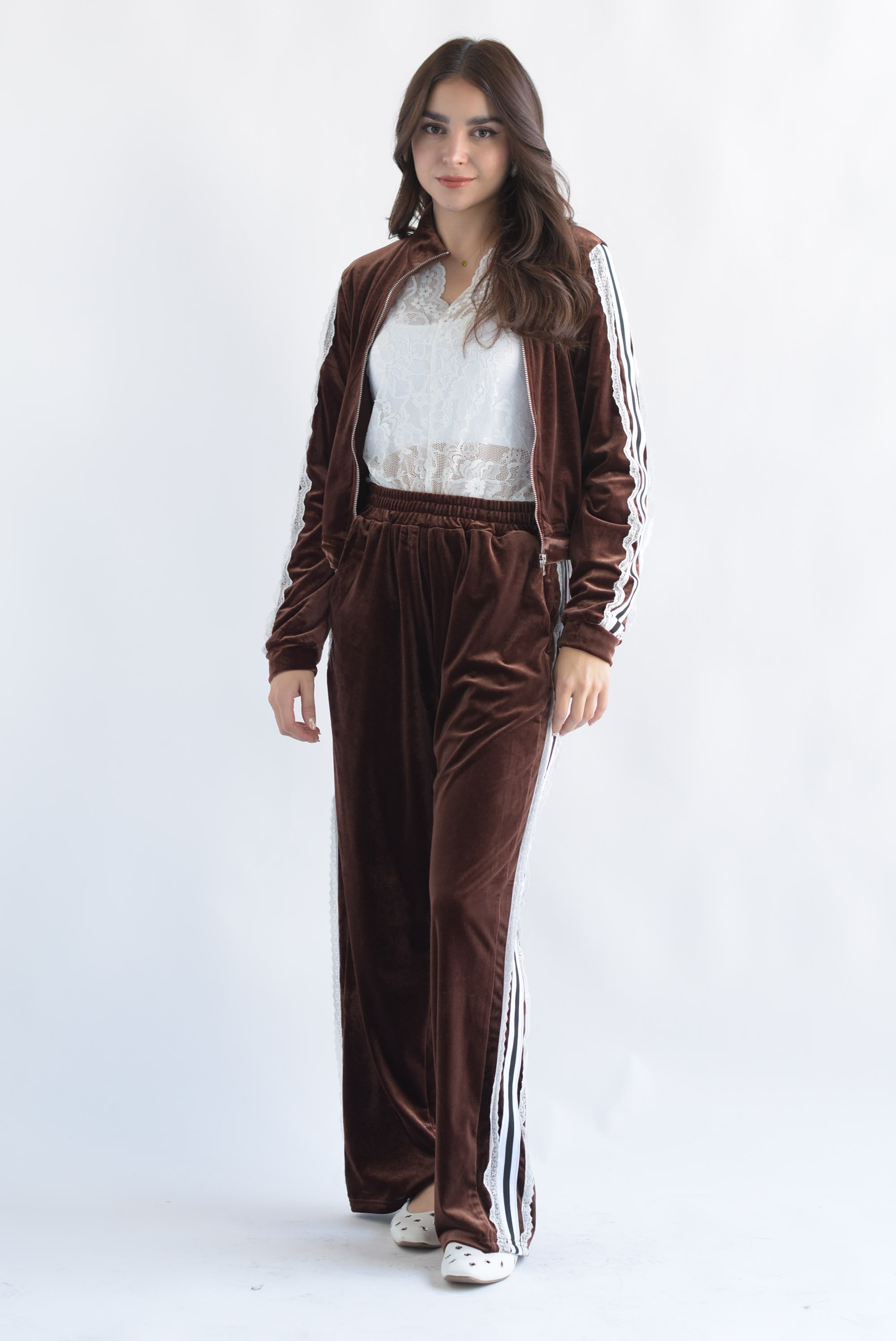 Set Pantalón y Chamarra encaje terciopelo Espresso