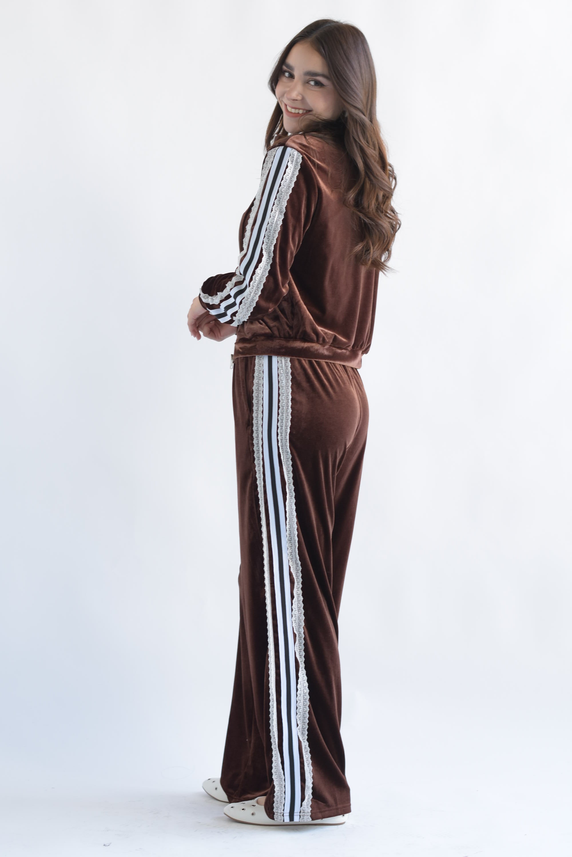 Set Pantalón y Chamarra encaje terciopelo Espresso