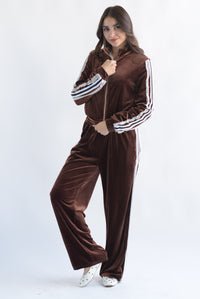 Fashion Styled Set Pantalón y Chamarra encaje terciopelo Espresso