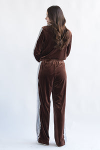 Fashion Styled Set Pantalón y Chamarra encaje terciopelo Espresso