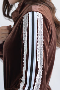 Fashion Styled Set Pantalón y Chamarra encaje terciopelo Espresso