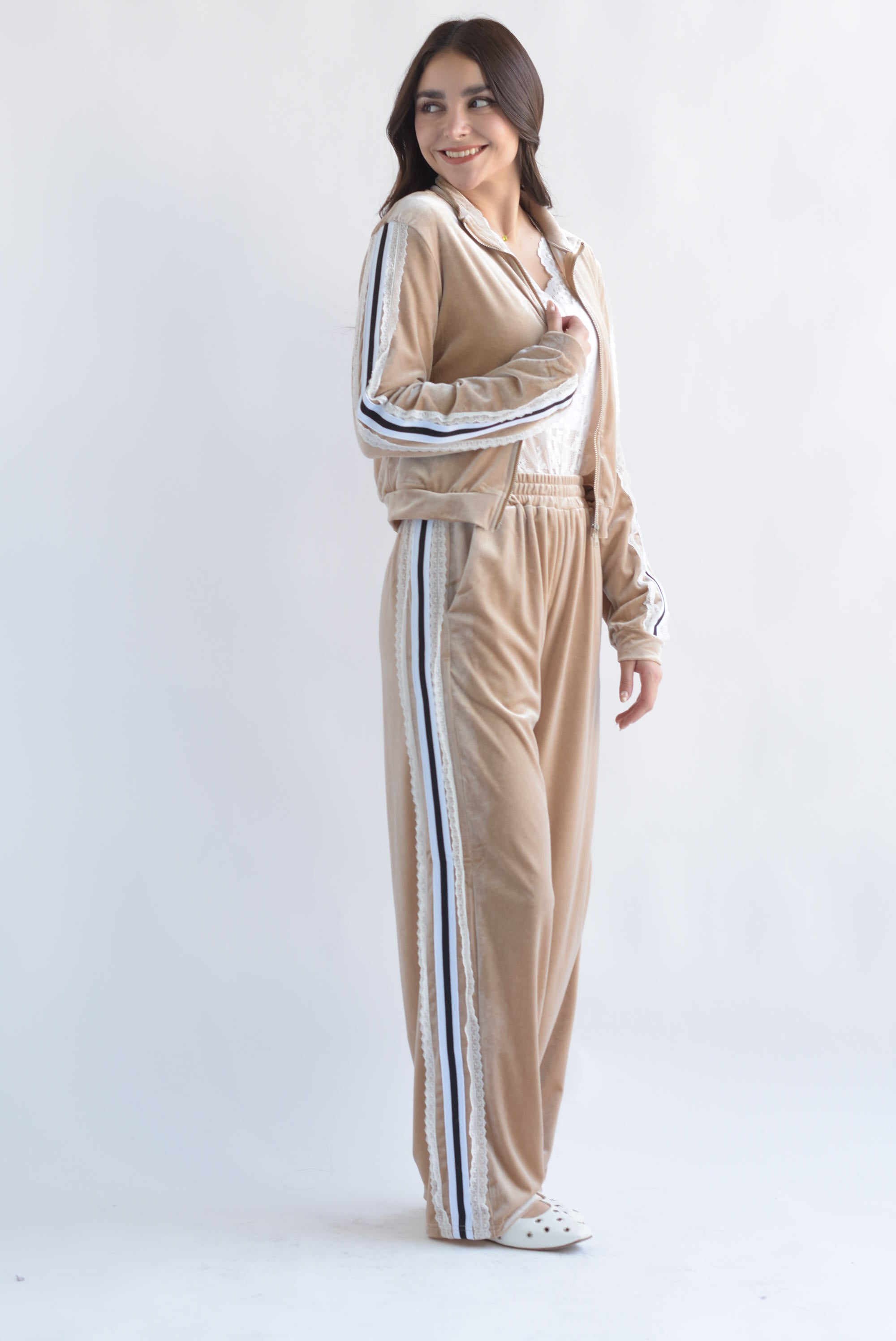 Set Pantalón y Chamarra encaje terciopelo Beige