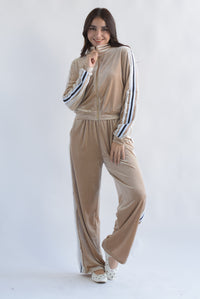 Fashion Styled Set Pantalón y Chamarra encaje terciopelo Beige