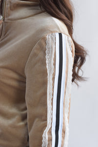 Fashion Styled Set Pantalón y Chamarra encaje terciopelo Beige